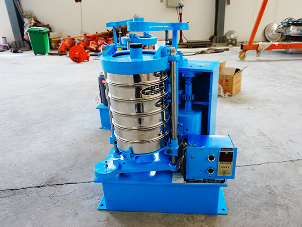 廠區(qū)內(nèi)帶控制箱的200型拍擊篩正視圖 